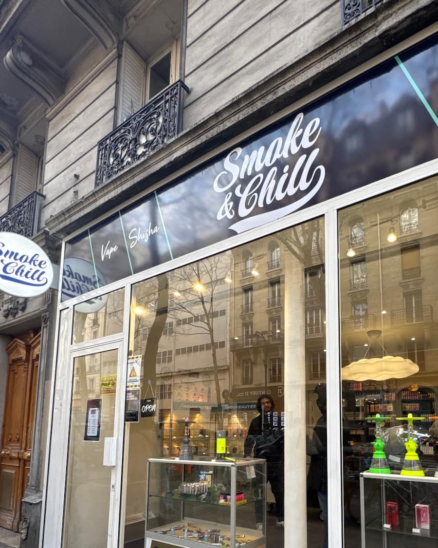 La façade de Smoke & Chill, avenue Simon Bolivar : bandeau anthracite à diagonales turquoise, logotype script blanc, enseigne ronde et vitrine blanche